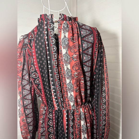 Boutique Long Sleeve Paisley Dress - Picture 5 of 7